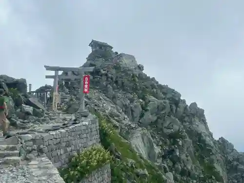 雄山神社峰本社の{uncategorized: "未分類", other: "その他", undefined: "問題あり", building: "その他建物", grave: "お墓", sacred_gate: "鳥居", guardian: "狛犬", statue: "像", buddha: "仏像", history: "歴史", nature: "自然", garden: "庭園", animal: "動物", pagoda: "塔", temizu: "手水舎", mountain_gate: "山門・神門", sanctuary: "本殿・本堂", subordinate: "末社・摂社", art: "芸術", scenery: "景色", jizo: "地蔵", ema: "絵馬", goshuin: "御朱印", omikuji: "おみくじ", items: "授与品その他", amulet: "お守り", goshuincho: "御朱印帳", eats: "食事", festival: "お祭り", votive_dance: "神楽", shichigosan: "七五三参", wedding: "結婚式", experience: "体験その他", initially: "初詣", around: "周辺", anti_infection: "感染症対策"}