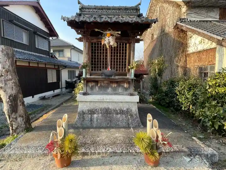 八幡社の{uncategorized: "未分類", other: "その他", undefined: "問題あり", building: "その他建物", grave: "お墓", sacred_gate: "鳥居", guardian: "狛犬", statue: "像", buddha: "仏像", history: "歴史", nature: "自然", garden: "庭園", animal: "動物", pagoda: "塔", temizu: "手水舎", mountain_gate: "山門・神門", sanctuary: "本殿・本堂", subordinate: "末社・摂社", art: "芸術", scenery: "景色", jizo: "地蔵", ema: "絵馬", goshuin: "御朱印", omikuji: "おみくじ", items: "授与品その他", amulet: "お守り", goshuincho: "御朱印帳", eats: "食事", festival: "お祭り", votive_dance: "神楽", shichigosan: "七五三参", wedding: "結婚式", experience: "体験その他", initially: "初詣", around: "周辺", anti_infection: "感染症対策"}