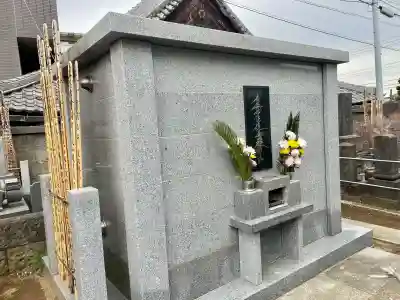 本通寺の{uncategorized: "未分類", other: "その他", undefined: "問題あり", building: "その他建物", grave: "お墓", sacred_gate: "鳥居", guardian: "狛犬", statue: "像", buddha: "仏像", history: "歴史", nature: "自然", garden: "庭園", animal: "動物", pagoda: "塔", temizu: "手水舎", mountain_gate: "山門・神門", sanctuary: "本殿・本堂", subordinate: "末社・摂社", art: "芸術", scenery: "景色", jizo: "地蔵", ema: "絵馬", goshuin: "御朱印", omikuji: "おみくじ", items: "授与品その他", amulet: "お守り", goshuincho: "御朱印帳", eats: "食事", festival: "お祭り", votive_dance: "神楽", shichigosan: "七五三参", wedding: "結婚式", experience: "体験その他", initially: "初詣", around: "周辺", anti_infection: "感染症対策"}