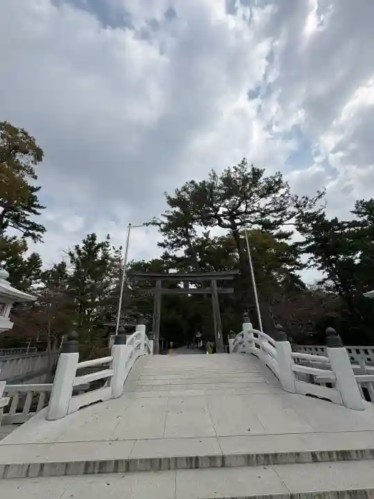 寒川神社の{uncategorized: "未分類", other: "その他", undefined: "問題あり", building: "その他建物", grave: "お墓", sacred_gate: "鳥居", guardian: "狛犬", statue: "像", buddha: "仏像", history: "歴史", nature: "自然", garden: "庭園", animal: "動物", pagoda: "塔", temizu: "手水舎", mountain_gate: "山門・神門", sanctuary: "本殿・本堂", subordinate: "末社・摂社", art: "芸術", scenery: "景色", jizo: "地蔵", ema: "絵馬", goshuin: "御朱印", omikuji: "おみくじ", items: "授与品その他", amulet: "お守り", goshuincho: "御朱印帳", eats: "食事", festival: "お祭り", votive_dance: "神楽", shichigosan: "七五三参", wedding: "結婚式", experience: "体験その他", initially: "初詣", around: "周辺", anti_infection: "感染症対策"}