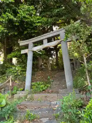 素鵞神社の{uncategorized: "未分類", other: "その他", undefined: "問題あり", building: "その他建物", grave: "お墓", sacred_gate: "鳥居", guardian: "狛犬", statue: "像", buddha: "仏像", history: "歴史", nature: "自然", garden: "庭園", animal: "動物", pagoda: "塔", temizu: "手水舎", mountain_gate: "山門・神門", sanctuary: "本殿・本堂", subordinate: "末社・摂社", art: "芸術", scenery: "景色", jizo: "地蔵", ema: "絵馬", goshuin: "御朱印", omikuji: "おみくじ", items: "授与品その他", amulet: "お守り", goshuincho: "御朱印帳", eats: "食事", festival: "お祭り", votive_dance: "神楽", shichigosan: "七五三参", wedding: "結婚式", experience: "体験その他", initially: "初詣", around: "周辺", anti_infection: "感染症対策"}