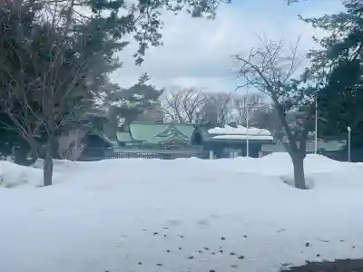 札幌護國神社の{uncategorized: "未分類", other: "その他", undefined: "問題あり", building: "その他建物", grave: "お墓", sacred_gate: "鳥居", guardian: "狛犬", statue: "像", buddha: "仏像", history: "歴史", nature: "自然", garden: "庭園", animal: "動物", pagoda: "塔", temizu: "手水舎", mountain_gate: "山門・神門", sanctuary: "本殿・本堂", subordinate: "末社・摂社", art: "芸術", scenery: "景色", jizo: "地蔵", ema: "絵馬", goshuin: "御朱印", omikuji: "おみくじ", items: "授与品その他", amulet: "お守り", goshuincho: "御朱印帳", eats: "食事", festival: "お祭り", votive_dance: "神楽", shichigosan: "七五三参", wedding: "結婚式", experience: "体験その他", initially: "初詣", around: "周辺", anti_infection: "感染症対策"}