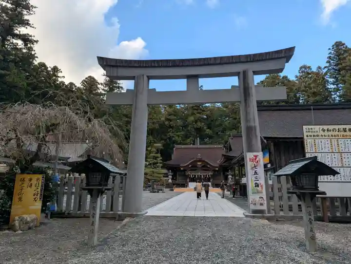 小國神社の{uncategorized: "未分類", other: "その他", undefined: "問題あり", building: "その他建物", grave: "お墓", sacred_gate: "鳥居", guardian: "狛犬", statue: "像", buddha: "仏像", history: "歴史", nature: "自然", garden: "庭園", animal: "動物", pagoda: "塔", temizu: "手水舎", mountain_gate: "山門・神門", sanctuary: "本殿・本堂", subordinate: "末社・摂社", art: "芸術", scenery: "景色", jizo: "地蔵", ema: "絵馬", goshuin: "御朱印", omikuji: "おみくじ", items: "授与品その他", amulet: "お守り", goshuincho: "御朱印帳", eats: "食事", festival: "お祭り", votive_dance: "神楽", shichigosan: "七五三参", wedding: "結婚式", experience: "体験その他", initially: "初詣", around: "周辺", anti_infection: "感染症対策"}