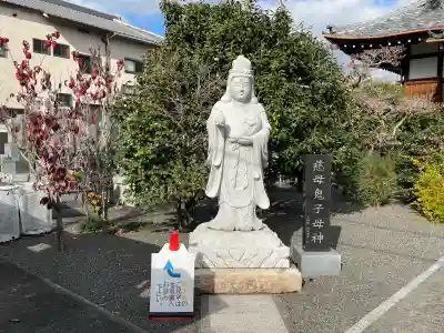 宗林寺の{uncategorized: "未分類", other: "その他", undefined: "問題あり", building: "その他建物", grave: "お墓", sacred_gate: "鳥居", guardian: "狛犬", statue: "像", buddha: "仏像", history: "歴史", nature: "自然", garden: "庭園", animal: "動物", pagoda: "塔", temizu: "手水舎", mountain_gate: "山門・神門", sanctuary: "本殿・本堂", subordinate: "末社・摂社", art: "芸術", scenery: "景色", jizo: "地蔵", ema: "絵馬", goshuin: "御朱印", omikuji: "おみくじ", items: "授与品その他", amulet: "お守り", goshuincho: "御朱印帳", eats: "食事", festival: "お祭り", votive_dance: "神楽", shichigosan: "七五三参", wedding: "結婚式", experience: "体験その他", initially: "初詣", around: "周辺", anti_infection: "感染症対策"}