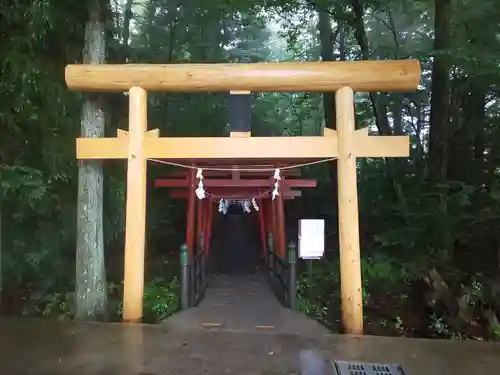 新屋山神社の鳥居