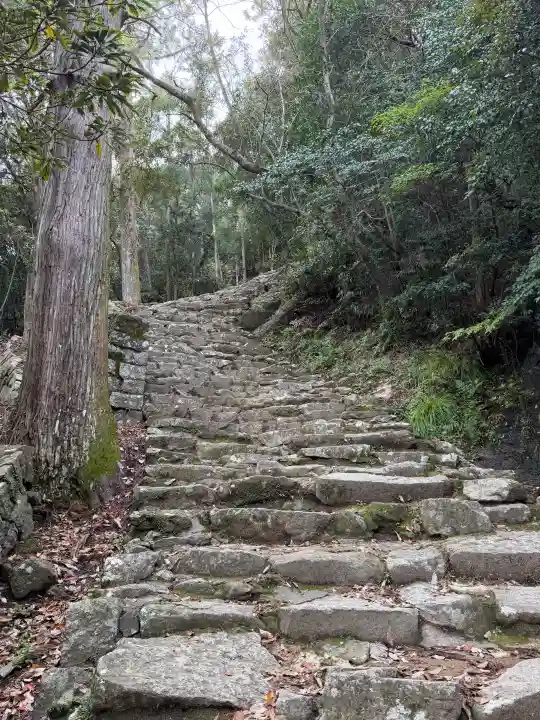 神倉神社(熊野速玉大社摂社)の{uncategorized: "未分類", other: "その他", undefined: "問題あり", building: "その他建物", grave: "お墓", sacred_gate: "鳥居", guardian: "狛犬", statue: "像", buddha: "仏像", history: "歴史", nature: "自然", garden: "庭園", animal: "動物", pagoda: "塔", temizu: "手水舎", mountain_gate: "山門・神門", sanctuary: "本殿・本堂", subordinate: "末社・摂社", art: "芸術", scenery: "景色", jizo: "地蔵", ema: "絵馬", goshuin: "御朱印", omikuji: "おみくじ", items: "授与品その他", amulet: "お守り", goshuincho: "御朱印帳", eats: "食事", festival: "お祭り", votive_dance: "神楽", shichigosan: "七五三参", wedding: "結婚式", experience: "体験その他", initially: "初詣", around: "周辺", anti_infection: "感染症対策"}