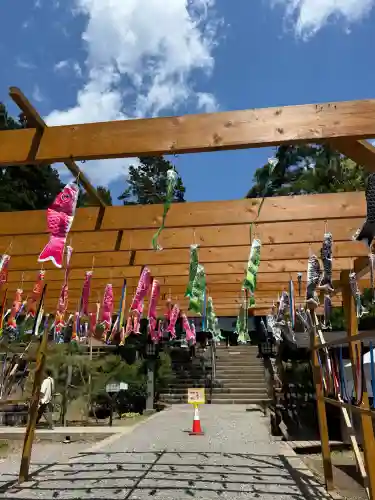 土津神社｜こどもと出世の神さまの{uncategorized: "未分類", other: "その他", undefined: "問題あり", building: "その他建物", grave: "お墓", sacred_gate: "鳥居", guardian: "狛犬", statue: "像", buddha: "仏像", history: "歴史", nature: "自然", garden: "庭園", animal: "動物", pagoda: "塔", temizu: "手水舎", mountain_gate: "山門・神門", sanctuary: "本殿・本堂", subordinate: "末社・摂社", art: "芸術", scenery: "景色", jizo: "地蔵", ema: "絵馬", goshuin: "御朱印", omikuji: "おみくじ", items: "授与品その他", amulet: "お守り", goshuincho: "御朱印帳", eats: "食事", festival: "お祭り", votive_dance: "神楽", shichigosan: "七五三参", wedding: "結婚式", experience: "体験その他", initially: "初詣", around: "周辺", anti_infection: "感染症対策"}
