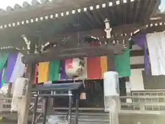 帯解寺の本殿