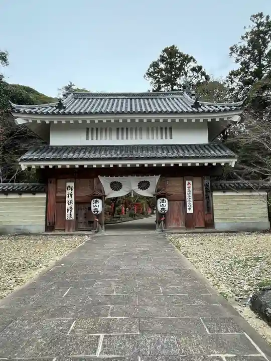 目の霊山 油山寺の山門・神門