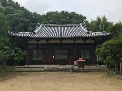 霊芝寺の本殿・本堂