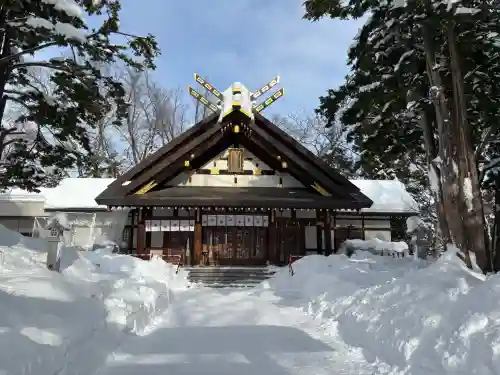 新琴似神社の{uncategorized: "未分類", other: "その他", undefined: "問題あり", building: "その他建物", grave: "お墓", sacred_gate: "鳥居", guardian: "狛犬", statue: "像", buddha: "仏像", history: "歴史", nature: "自然", garden: "庭園", animal: "動物", pagoda: "塔", temizu: "手水舎", mountain_gate: "山門・神門", sanctuary: "本殿・本堂", subordinate: "末社・摂社", art: "芸術", scenery: "景色", jizo: "地蔵", ema: "絵馬", goshuin: "御朱印", omikuji: "おみくじ", items: "授与品その他", amulet: "お守り", goshuincho: "御朱印帳", eats: "食事", festival: "お祭り", votive_dance: "神楽", shichigosan: "七五三参", wedding: "結婚式", experience: "体験その他", initially: "初詣", around: "周辺", anti_infection: "感染症対策"}