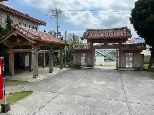 普天満山神宮寺の山門