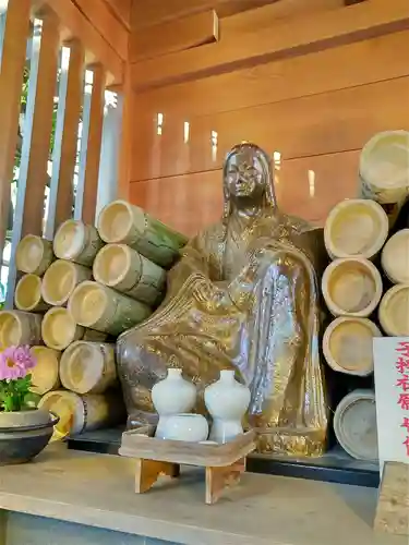 子安神社の像