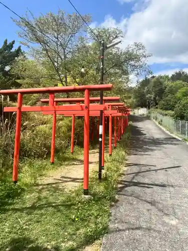 丸高稲荷神社の{uncategorized: "未分類", other: "その他", undefined: "問題あり", building: "その他建物", grave: "お墓", sacred_gate: "鳥居", guardian: "狛犬", statue: "像", buddha: "仏像", history: "歴史", nature: "自然", garden: "庭園", animal: "動物", pagoda: "塔", temizu: "手水舎", mountain_gate: "山門・神門", sanctuary: "本殿・本堂", subordinate: "末社・摂社", art: "芸術", scenery: "景色", jizo: "地蔵", ema: "絵馬", goshuin: "御朱印", omikuji: "おみくじ", items: "授与品その他", amulet: "お守り", goshuincho: "御朱印帳", eats: "食事", festival: "お祭り", votive_dance: "神楽", shichigosan: "七五三参", wedding: "結婚式", experience: "体験その他", initially: "初詣", around: "周辺", anti_infection: "感染症対策"}
