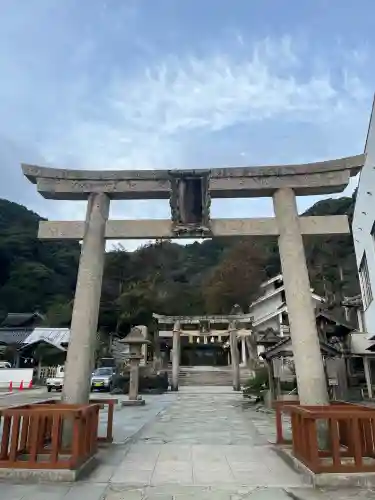 美保神社の{uncategorized: "未分類", other: "その他", undefined: "問題あり", building: "その他建物", grave: "お墓", sacred_gate: "鳥居", guardian: "狛犬", statue: "像", buddha: "仏像", history: "歴史", nature: "自然", garden: "庭園", animal: "動物", pagoda: "塔", temizu: "手水舎", mountain_gate: "山門・神門", sanctuary: "本殿・本堂", subordinate: "末社・摂社", art: "芸術", scenery: "景色", jizo: "地蔵", ema: "絵馬", goshuin: "御朱印", omikuji: "おみくじ", items: "授与品その他", amulet: "お守り", goshuincho: "御朱印帳", eats: "食事", festival: "お祭り", votive_dance: "神楽", shichigosan: "七五三参", wedding: "結婚式", experience: "体験その他", initially: "初詣", around: "周辺", anti_infection: "感染症対策"}