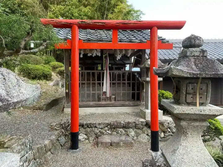 八幡神社 (山本)の{uncategorized: "未分類", other: "その他", undefined: "問題あり", building: "その他建物", grave: "お墓", sacred_gate: "鳥居", guardian: "狛犬", statue: "像", buddha: "仏像", history: "歴史", nature: "自然", garden: "庭園", animal: "動物", pagoda: "塔", temizu: "手水舎", mountain_gate: "山門・神門", sanctuary: "本殿・本堂", subordinate: "末社・摂社", art: "芸術", scenery: "景色", jizo: "地蔵", ema: "絵馬", goshuin: "御朱印", omikuji: "おみくじ", items: "授与品その他", amulet: "お守り", goshuincho: "御朱印帳", eats: "食事", festival: "お祭り", votive_dance: "神楽", shichigosan: "七五三参", wedding: "結婚式", experience: "体験その他", initially: "初詣", around: "周辺", anti_infection: "感染症対策"}