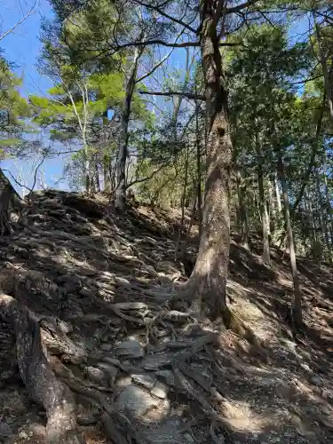 三峯神社奥宮の{uncategorized: "未分類", other: "その他", undefined: "問題あり", building: "その他建物", grave: "お墓", sacred_gate: "鳥居", guardian: "狛犬", statue: "像", buddha: "仏像", history: "歴史", nature: "自然", garden: "庭園", animal: "動物", pagoda: "塔", temizu: "手水舎", mountain_gate: "山門・神門", sanctuary: "本殿・本堂", subordinate: "末社・摂社", art: "芸術", scenery: "景色", jizo: "地蔵", ema: "絵馬", goshuin: "御朱印", omikuji: "おみくじ", items: "授与品その他", amulet: "お守り", goshuincho: "御朱印帳", eats: "食事", festival: "お祭り", votive_dance: "神楽", shichigosan: "七五三参", wedding: "結婚式", experience: "体験その他", initially: "初詣", around: "周辺", anti_infection: "感染症対策"}