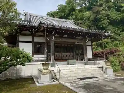 来迎寺（西御門）の{uncategorized: "未分類", other: "その他", undefined: "問題あり", building: "その他建物", grave: "お墓", sacred_gate: "鳥居", guardian: "狛犬", statue: "像", buddha: "仏像", history: "歴史", nature: "自然", garden: "庭園", animal: "動物", pagoda: "塔", temizu: "手水舎", mountain_gate: "山門・神門", sanctuary: "本殿・本堂", subordinate: "末社・摂社", art: "芸術", scenery: "景色", jizo: "地蔵", ema: "絵馬", goshuin: "御朱印", omikuji: "おみくじ", items: "授与品その他", amulet: "お守り", goshuincho: "御朱印帳", eats: "食事", festival: "お祭り", votive_dance: "神楽", shichigosan: "七五三参", wedding: "結婚式", experience: "体験その他", initially: "初詣", around: "周辺", anti_infection: "感染症対策"}