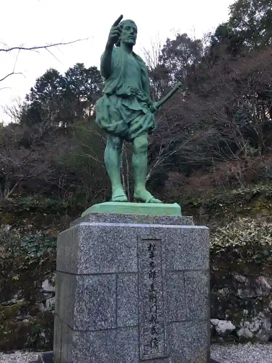 八幡神社松平東照宮の像