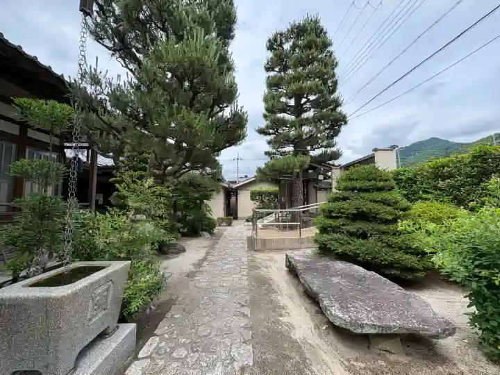 道入寺の{uncategorized: "未分類", other: "その他", undefined: "問題あり", building: "その他建物", grave: "お墓", sacred_gate: "鳥居", guardian: "狛犬", statue: "像", buddha: "仏像", history: "歴史", nature: "自然", garden: "庭園", animal: "動物", pagoda: "塔", temizu: "手水舎", mountain_gate: "山門・神門", sanctuary: "本殿・本堂", subordinate: "末社・摂社", art: "芸術", scenery: "景色", jizo: "地蔵", ema: "絵馬", goshuin: "御朱印", omikuji: "おみくじ", items: "授与品その他", amulet: "お守り", goshuincho: "御朱印帳", eats: "食事", festival: "お祭り", votive_dance: "神楽", shichigosan: "七五三参", wedding: "結婚式", experience: "体験その他", initially: "初詣", around: "周辺", anti_infection: "感染症対策"}