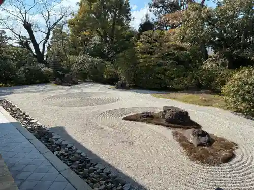 建仁寺（建仁禅寺）の{uncategorized: "未分類", other: "その他", undefined: "問題あり", building: "その他建物", grave: "お墓", sacred_gate: "鳥居", guardian: "狛犬", statue: "像", buddha: "仏像", history: "歴史", nature: "自然", garden: "庭園", animal: "動物", pagoda: "塔", temizu: "手水舎", mountain_gate: "山門・神門", sanctuary: "本殿・本堂", subordinate: "末社・摂社", art: "芸術", scenery: "景色", jizo: "地蔵", ema: "絵馬", goshuin: "御朱印", omikuji: "おみくじ", items: "授与品その他", amulet: "お守り", goshuincho: "御朱印帳", eats: "食事", festival: "お祭り", votive_dance: "神楽", shichigosan: "七五三参", wedding: "結婚式", experience: "体験その他", initially: "初詣", around: "周辺", anti_infection: "感染症対策"}