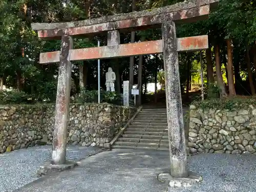 草薙神社の{uncategorized: "未分類", other: "その他", undefined: "問題あり", building: "その他建物", grave: "お墓", sacred_gate: "鳥居", guardian: "狛犬", statue: "像", buddha: "仏像", history: "歴史", nature: "自然", garden: "庭園", animal: "動物", pagoda: "塔", temizu: "手水舎", mountain_gate: "山門・神門", sanctuary: "本殿・本堂", subordinate: "末社・摂社", art: "芸術", scenery: "景色", jizo: "地蔵", ema: "絵馬", goshuin: "御朱印", omikuji: "おみくじ", items: "授与品その他", amulet: "お守り", goshuincho: "御朱印帳", eats: "食事", festival: "お祭り", votive_dance: "神楽", shichigosan: "七五三参", wedding: "結婚式", experience: "体験その他", initially: "初詣", around: "周辺", anti_infection: "感染症対策"}