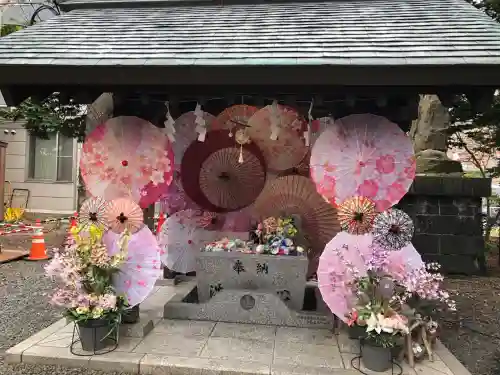 札幌諏訪神社の{uncategorized: "未分類", other: "その他", undefined: "問題あり", building: "その他建物", grave: "お墓", sacred_gate: "鳥居", guardian: "狛犬", statue: "像", buddha: "仏像", history: "歴史", nature: "自然", garden: "庭園", animal: "動物", pagoda: "塔", temizu: "手水舎", mountain_gate: "山門・神門", sanctuary: "本殿・本堂", subordinate: "末社・摂社", art: "芸術", scenery: "景色", jizo: "地蔵", ema: "絵馬", goshuin: "御朱印", omikuji: "おみくじ", items: "授与品その他", amulet: "お守り", goshuincho: "御朱印帳", eats: "食事", festival: "お祭り", votive_dance: "神楽", shichigosan: "七五三参", wedding: "結婚式", experience: "体験その他", initially: "初詣", around: "周辺", anti_infection: "感染症対策"}