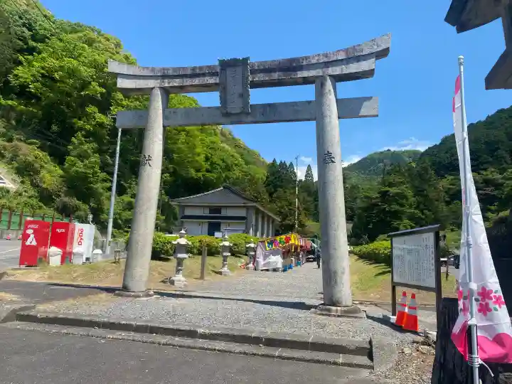 三隅神社の{uncategorized: "未分類", other: "その他", undefined: "問題あり", building: "その他建物", grave: "お墓", sacred_gate: "鳥居", guardian: "狛犬", statue: "像", buddha: "仏像", history: "歴史", nature: "自然", garden: "庭園", animal: "動物", pagoda: "塔", temizu: "手水舎", mountain_gate: "山門・神門", sanctuary: "本殿・本堂", subordinate: "末社・摂社", art: "芸術", scenery: "景色", jizo: "地蔵", ema: "絵馬", goshuin: "御朱印", omikuji: "おみくじ", items: "授与品その他", amulet: "お守り", goshuincho: "御朱印帳", eats: "食事", festival: "お祭り", votive_dance: "神楽", shichigosan: "七五三参", wedding: "結婚式", experience: "体験その他", initially: "初詣", around: "周辺", anti_infection: "感染症対策"}