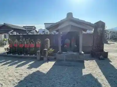 浄泉寺の{uncategorized: "未分類", other: "その他", undefined: "問題あり", building: "その他建物", grave: "お墓", sacred_gate: "鳥居", guardian: "狛犬", statue: "像", buddha: "仏像", history: "歴史", nature: "自然", garden: "庭園", animal: "動物", pagoda: "塔", temizu: "手水舎", mountain_gate: "山門・神門", sanctuary: "本殿・本堂", subordinate: "末社・摂社", art: "芸術", scenery: "景色", jizo: "地蔵", ema: "絵馬", goshuin: "御朱印", omikuji: "おみくじ", items: "授与品その他", amulet: "お守り", goshuincho: "御朱印帳", eats: "食事", festival: "お祭り", votive_dance: "神楽", shichigosan: "七五三参", wedding: "結婚式", experience: "体験その他", initially: "初詣", around: "周辺", anti_infection: "感染症対策"}