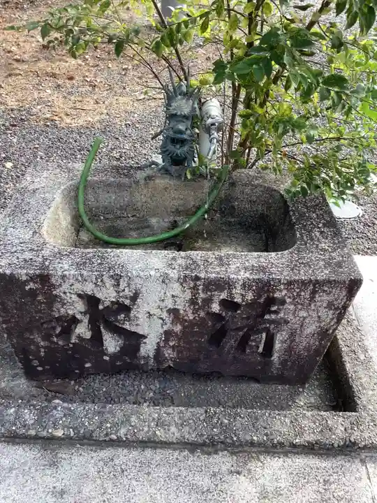神明社の手水舎