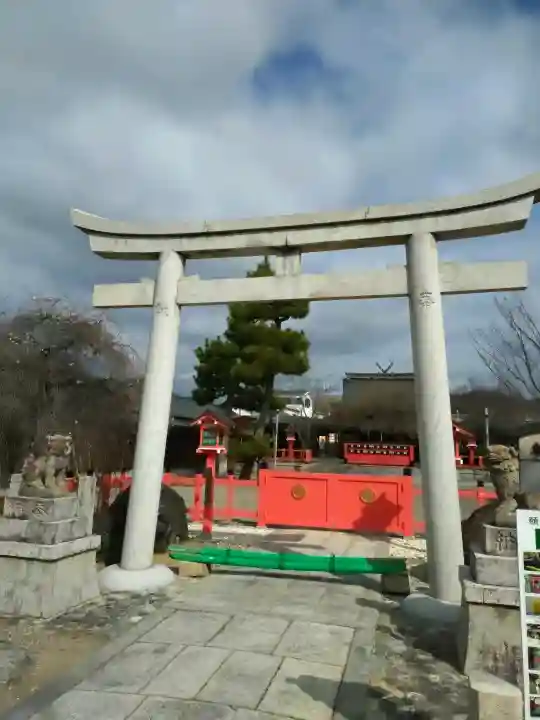 車折神社の{uncategorized: "未分類", other: "その他", undefined: "問題あり", building: "その他建物", grave: "お墓", sacred_gate: "鳥居", guardian: "狛犬", statue: "像", buddha: "仏像", history: "歴史", nature: "自然", garden: "庭園", animal: "動物", pagoda: "塔", temizu: "手水舎", mountain_gate: "山門・神門", sanctuary: "本殿・本堂", subordinate: "末社・摂社", art: "芸術", scenery: "景色", jizo: "地蔵", ema: "絵馬", goshuin: "御朱印", omikuji: "おみくじ", items: "授与品その他", amulet: "お守り", goshuincho: "御朱印帳", eats: "食事", festival: "お祭り", votive_dance: "神楽", shichigosan: "七五三参", wedding: "結婚式", experience: "体験その他", initially: "初詣", around: "周辺", anti_infection: "感染症対策"}
