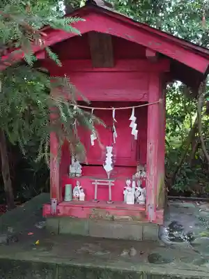 三軒地稲荷神社の末社・摂社