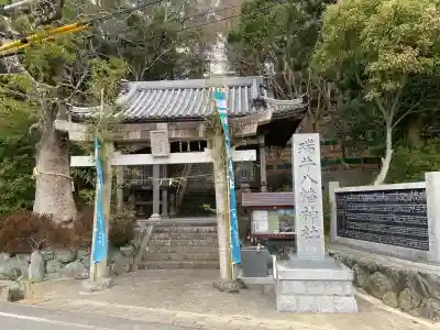 八幡神社の{uncategorized: "未分類", other: "その他", undefined: "問題あり", building: "その他建物", grave: "お墓", sacred_gate: "鳥居", guardian: "狛犬", statue: "像", buddha: "仏像", history: "歴史", nature: "自然", garden: "庭園", animal: "動物", pagoda: "塔", temizu: "手水舎", mountain_gate: "山門・神門", sanctuary: "本殿・本堂", subordinate: "末社・摂社", art: "芸術", scenery: "景色", jizo: "地蔵", ema: "絵馬", goshuin: "御朱印", omikuji: "おみくじ", items: "授与品その他", amulet: "お守り", goshuincho: "御朱印帳", eats: "食事", festival: "お祭り", votive_dance: "神楽", shichigosan: "七五三参", wedding: "結婚式", experience: "体験その他", initially: "初詣", around: "周辺", anti_infection: "感染症対策"}