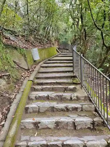 白々龍神の周辺