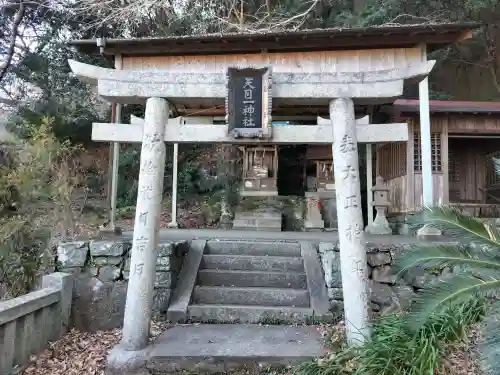 三島神社の{uncategorized: "未分類", other: "その他", undefined: "問題あり", building: "その他建物", grave: "お墓", sacred_gate: "鳥居", guardian: "狛犬", statue: "像", buddha: "仏像", history: "歴史", nature: "自然", garden: "庭園", animal: "動物", pagoda: "塔", temizu: "手水舎", mountain_gate: "山門・神門", sanctuary: "本殿・本堂", subordinate: "末社・摂社", art: "芸術", scenery: "景色", jizo: "地蔵", ema: "絵馬", goshuin: "御朱印", omikuji: "おみくじ", items: "授与品その他", amulet: "お守り", goshuincho: "御朱印帳", eats: "食事", festival: "お祭り", votive_dance: "神楽", shichigosan: "七五三参", wedding: "結婚式", experience: "体験その他", initially: "初詣", around: "周辺", anti_infection: "感染症対策"}