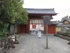 薬師寺の山門