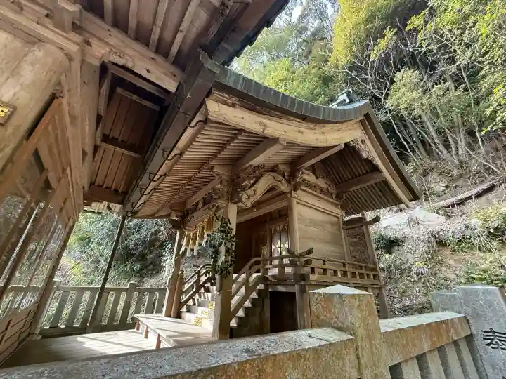 八幡神社松平東照宮の{uncategorized: "未分類", other: "その他", undefined: "問題あり", building: "その他建物", grave: "お墓", sacred_gate: "鳥居", guardian: "狛犬", statue: "像", buddha: "仏像", history: "歴史", nature: "自然", garden: "庭園", animal: "動物", pagoda: "塔", temizu: "手水舎", mountain_gate: "山門・神門", sanctuary: "本殿・本堂", subordinate: "末社・摂社", art: "芸術", scenery: "景色", jizo: "地蔵", ema: "絵馬", goshuin: "御朱印", omikuji: "おみくじ", items: "授与品その他", amulet: "お守り", goshuincho: "御朱印帳", eats: "食事", festival: "お祭り", votive_dance: "神楽", shichigosan: "七五三参", wedding: "結婚式", experience: "体験その他", initially: "初詣", around: "周辺", anti_infection: "感染症対策"}