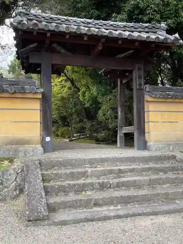 秋篠寺の山門