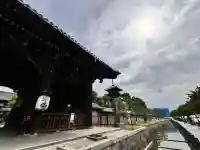 東寺(教王護国寺)の{uncategorized: "未分類", other: "その他", undefined: "問題あり", building: "その他建物", grave: "お墓", sacred_gate: "鳥居", guardian: "狛犬", statue: "像", buddha: "仏像", history: "歴史", nature: "自然", garden: "庭園", animal: "動物", pagoda: "塔", temizu: "手水舎", mountain_gate: "山門・神門", sanctuary: "本殿・本堂", subordinate: "末社・摂社", art: "芸術", scenery: "景色", jizo: "地蔵", ema: "絵馬", goshuin: "御朱印", omikuji: "おみくじ", items: "授与品その他", amulet: "お守り", goshuincho: "御朱印帳", eats: "食事", festival: "お祭り", votive_dance: "神楽", shichigosan: "七五三参", wedding: "結婚式", experience: "体験その他", initially: "初詣", around: "周辺", anti_infection: "感染症対策"}