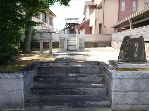 白山社の庭園