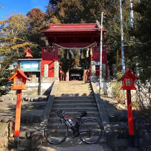 平出雷電神社の山門