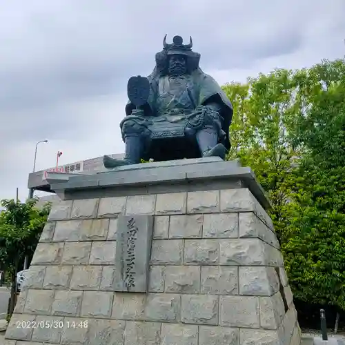 武田神社の像