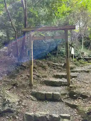 白滝大明神の{uncategorized: "未分類", other: "その他", undefined: "問題あり", building: "その他建物", grave: "お墓", sacred_gate: "鳥居", guardian: "狛犬", statue: "像", buddha: "仏像", history: "歴史", nature: "自然", garden: "庭園", animal: "動物", pagoda: "塔", temizu: "手水舎", mountain_gate: "山門・神門", sanctuary: "本殿・本堂", subordinate: "末社・摂社", art: "芸術", scenery: "景色", jizo: "地蔵", ema: "絵馬", goshuin: "御朱印", omikuji: "おみくじ", items: "授与品その他", amulet: "お守り", goshuincho: "御朱印帳", eats: "食事", festival: "お祭り", votive_dance: "神楽", shichigosan: "七五三参", wedding: "結婚式", experience: "体験その他", initially: "初詣", around: "周辺", anti_infection: "感染症対策"}