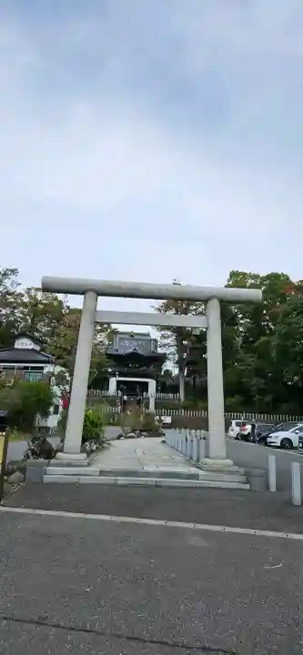 布施弁天 東海寺の{uncategorized: "未分類", other: "その他", undefined: "問題あり", building: "その他建物", grave: "お墓", sacred_gate: "鳥居", guardian: "狛犬", statue: "像", buddha: "仏像", history: "歴史", nature: "自然", garden: "庭園", animal: "動物", pagoda: "塔", temizu: "手水舎", mountain_gate: "山門・神門", sanctuary: "本殿・本堂", subordinate: "末社・摂社", art: "芸術", scenery: "景色", jizo: "地蔵", ema: "絵馬", goshuin: "御朱印", omikuji: "おみくじ", items: "授与品その他", amulet: "お守り", goshuincho: "御朱印帳", eats: "食事", festival: "お祭り", votive_dance: "神楽", shichigosan: "七五三参", wedding: "結婚式", experience: "体験その他", initially: "初詣", around: "周辺", anti_infection: "感染症対策"}