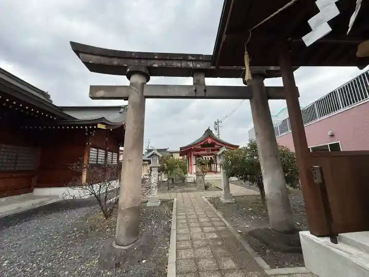 諏訪神社の{uncategorized: "未分類", other: "その他", undefined: "問題あり", building: "その他建物", grave: "お墓", sacred_gate: "鳥居", guardian: "狛犬", statue: "像", buddha: "仏像", history: "歴史", nature: "自然", garden: "庭園", animal: "動物", pagoda: "塔", temizu: "手水舎", mountain_gate: "山門・神門", sanctuary: "本殿・本堂", subordinate: "末社・摂社", art: "芸術", scenery: "景色", jizo: "地蔵", ema: "絵馬", goshuin: "御朱印", omikuji: "おみくじ", items: "授与品その他", amulet: "お守り", goshuincho: "御朱印帳", eats: "食事", festival: "お祭り", votive_dance: "神楽", shichigosan: "七五三参", wedding: "結婚式", experience: "体験その他", initially: "初詣", around: "周辺", anti_infection: "感染症対策"}
