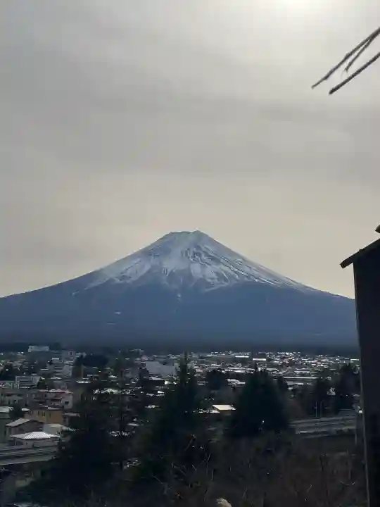 新倉富士浅間神社の{uncategorized: "未分類", other: "その他", undefined: "問題あり", building: "その他建物", grave: "お墓", sacred_gate: "鳥居", guardian: "狛犬", statue: "像", buddha: "仏像", history: "歴史", nature: "自然", garden: "庭園", animal: "動物", pagoda: "塔", temizu: "手水舎", mountain_gate: "山門・神門", sanctuary: "本殿・本堂", subordinate: "末社・摂社", art: "芸術", scenery: "景色", jizo: "地蔵", ema: "絵馬", goshuin: "御朱印", omikuji: "おみくじ", items: "授与品その他", amulet: "お守り", goshuincho: "御朱印帳", eats: "食事", festival: "お祭り", votive_dance: "神楽", shichigosan: "七五三参", wedding: "結婚式", experience: "体験その他", initially: "初詣", around: "周辺", anti_infection: "感染症対策"}