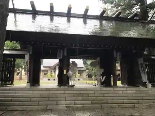 帯廣神社の山門・神門