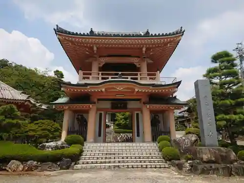 龍谷寺の山門