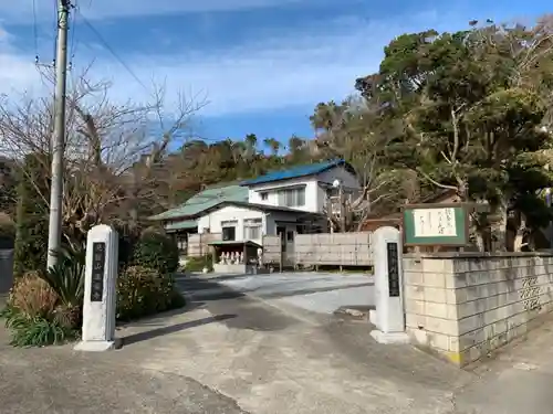 満蔵寺の山門