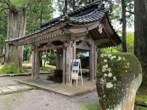 雄山神社中宮祈願殿の手水舎